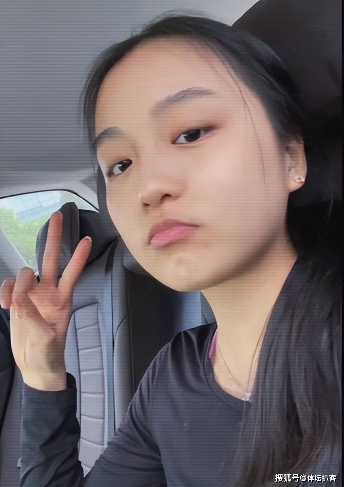 原创朱易恢复日常训练弹跳力量出色大腿笔直修长累到大汗淋漓