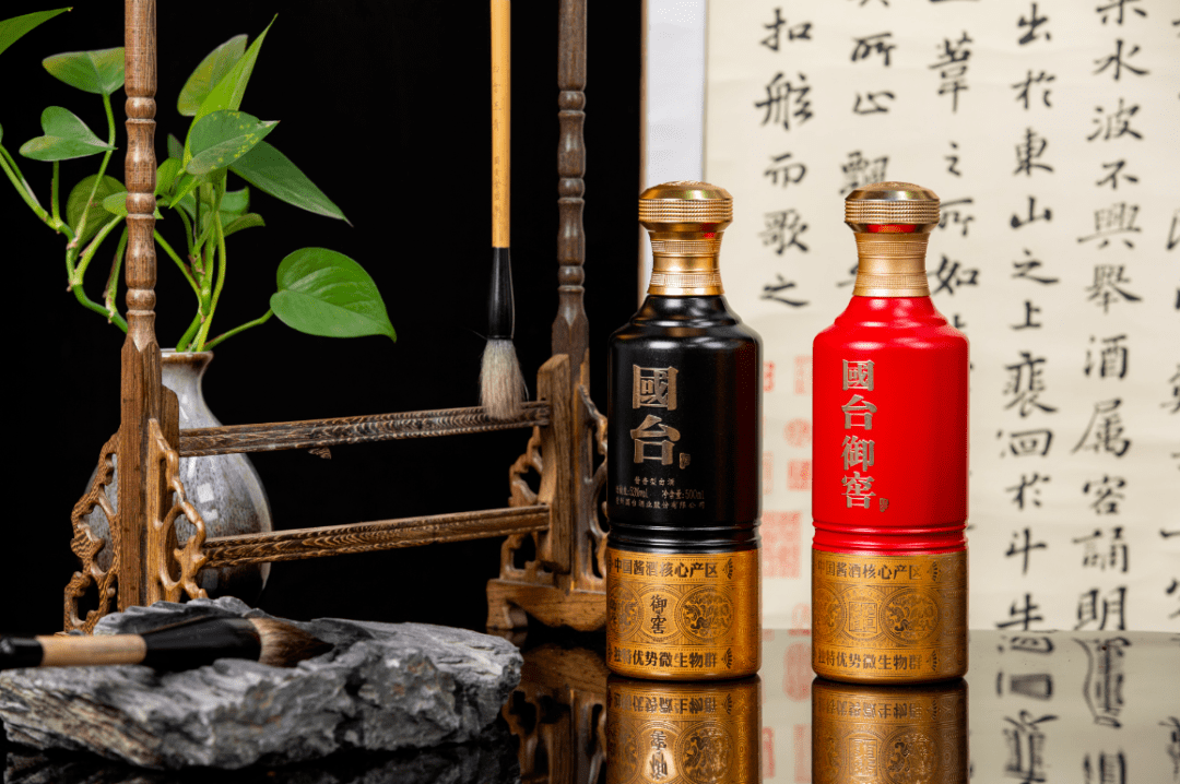 茅台平替-国台·御窖在春夏季节的晚上,与老友谈天说地,开怀畅饮,把