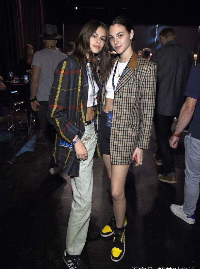 左边是vittoriaceretti,右边是模二代kaiagerber,两人的背影简直是