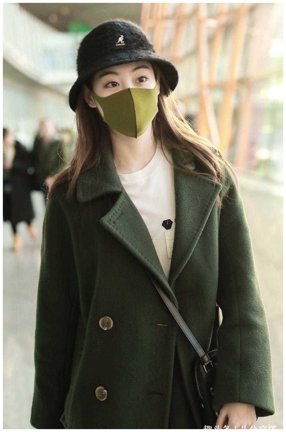祝绪丹到底有多美穿绿色大衣保暖精致搭配黑色渔夫帽更俏皮