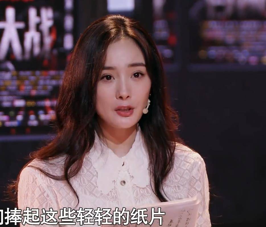 杨幂演讲全程算是落落大方,并没有太出彩,而霍思燕就让人觉得有点奇怪