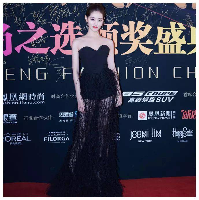 原创祝绪丹这礼服有点猛呀泳衣披上羽毛薄纱半透美腿更撩人