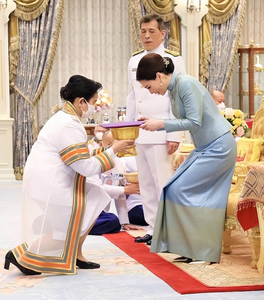 苏提达王后真是才女,获哲学和语言学双博士,国王老公颁发毕业证_王室