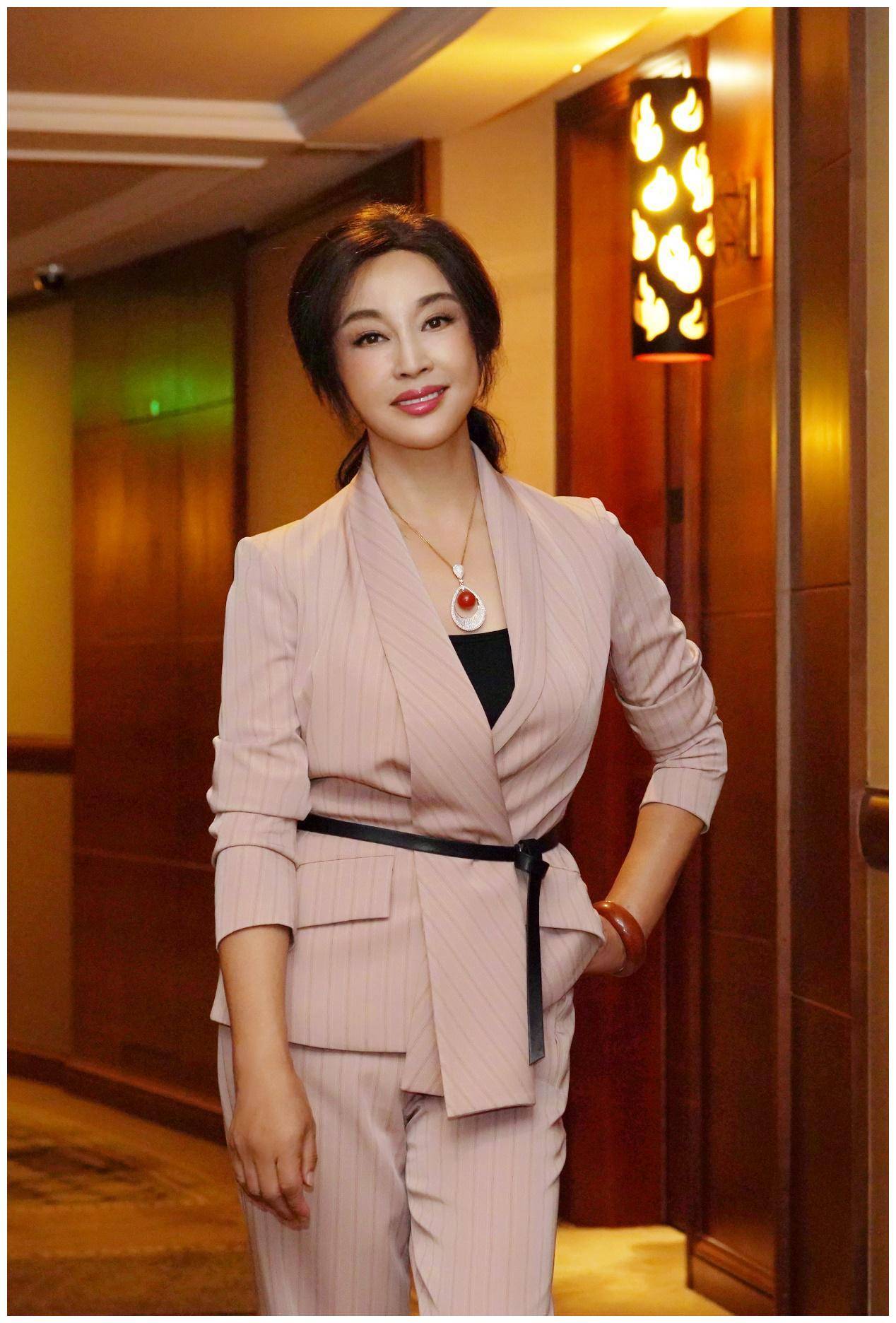 原创露脚踝算什么刘晓庆的露秋裤才真大胆土味时尚我不懂