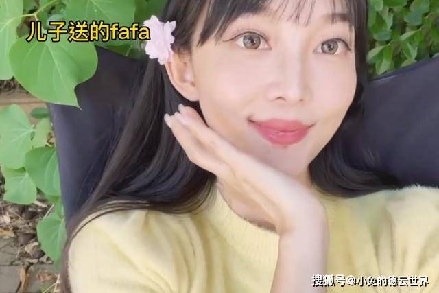 德云社饼嫂发布视频,却被窗外别墅抢镜,网友:说相声