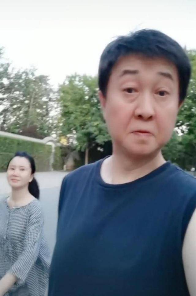 原创任静素颜再次曝光穿紧身裤扎t恤再怎么扮嫩脸也是老的呀