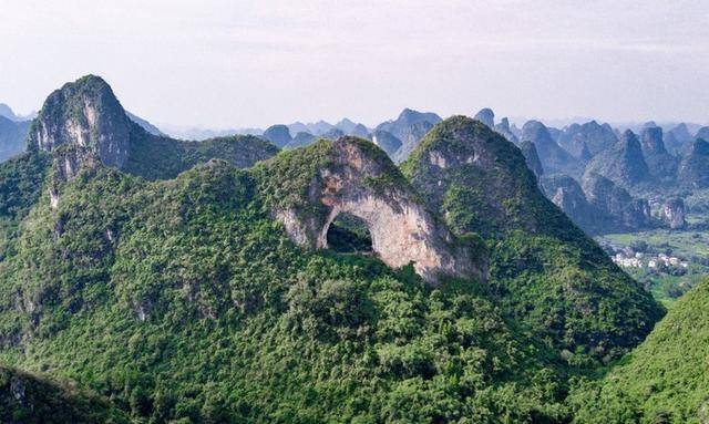 月亮山是阳朔境内的奇景