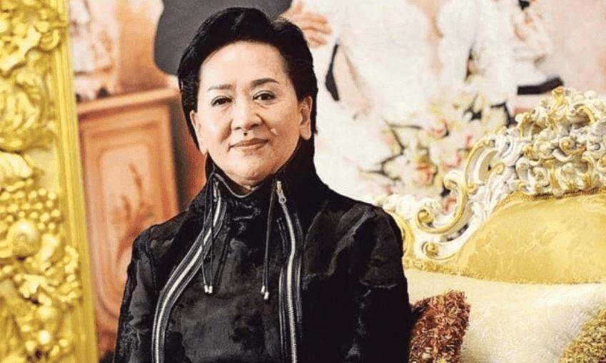 原创洪金梅为嫁豪门穿塑身衣30年生4个孩子后只分得一元遗产