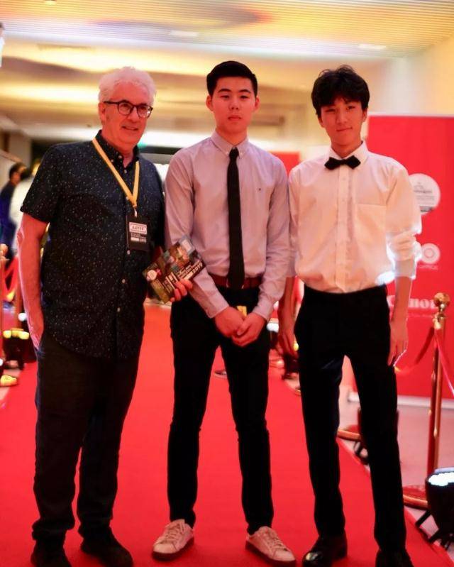 原创张艺谋大儿子已成年19岁张壹男穿西服超帅气眉眼间酷似陈婷