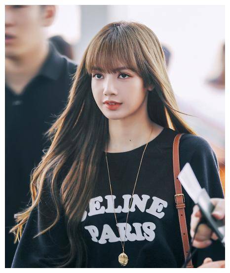 lisa机场各式造型,轻松拿捏可爱帅气,真不愧为人间芭比_丽莎_风格