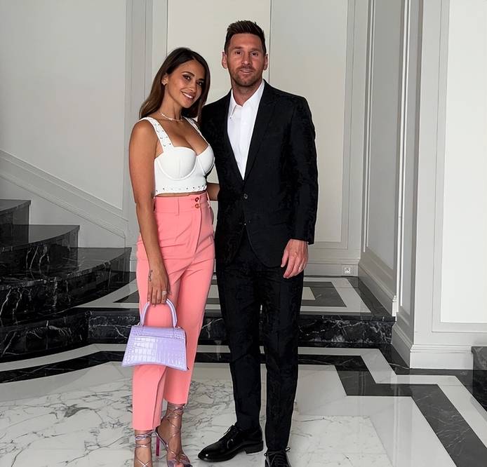 梅西夫妇出席活动34岁安妞穿恨天高吊带秀好身材身高成短板