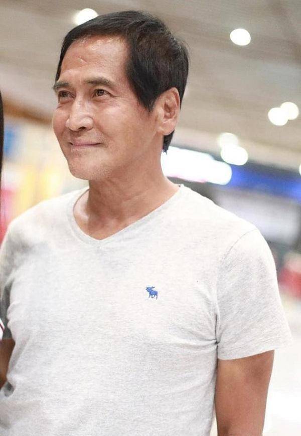 原创61岁齐秦近况曝光背部笔直身材健壮与模特合照全程绅士手