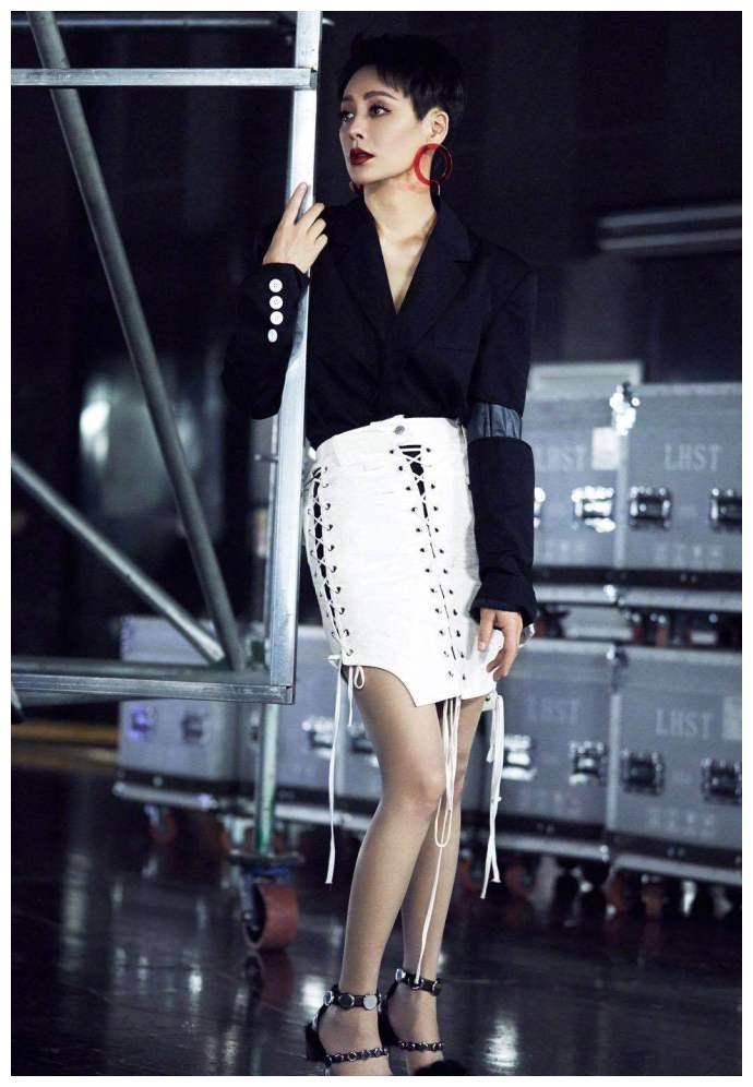 宁静对自己好狠,为秀"括号臀"快把绑带裙撑坏了,一般人扛不住_西装_穿