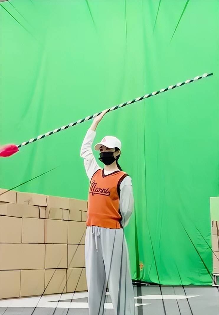 赵丽颖片场花絮曝光,耍花枪英姿飒爽,宛如一代侠女_动作_将军_衣服