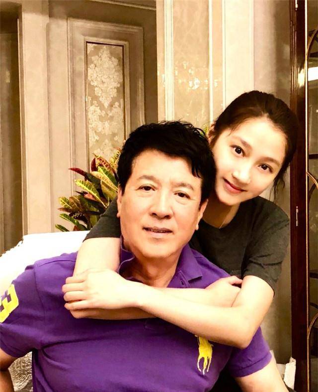 关晓彤父亲关少曾也发文为女儿庆生,他还写道:老爸只有遥祝你生日快乐