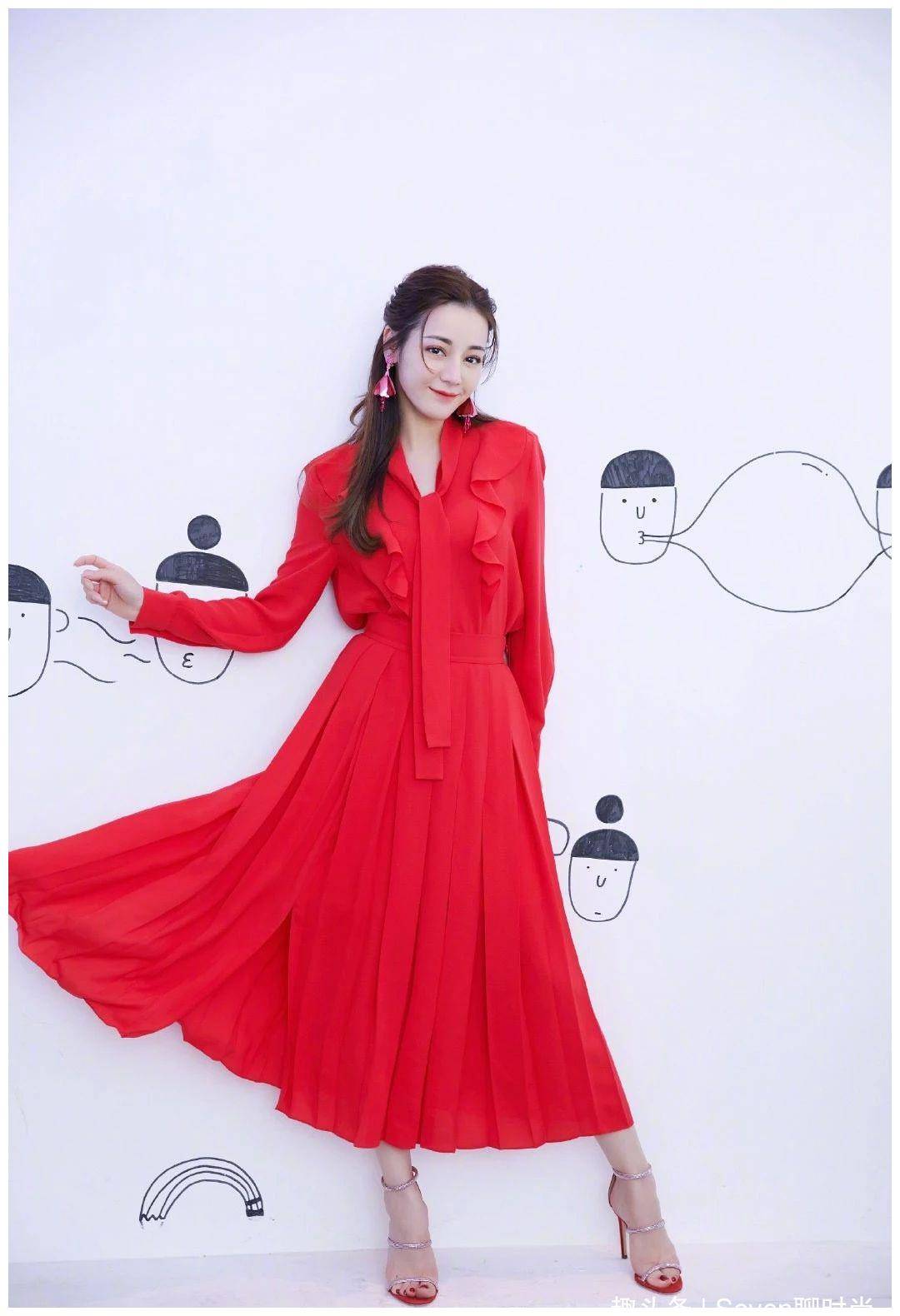 迪丽热巴今日上海活动造型，侧分波浪卷发配以酒红丝绒裙