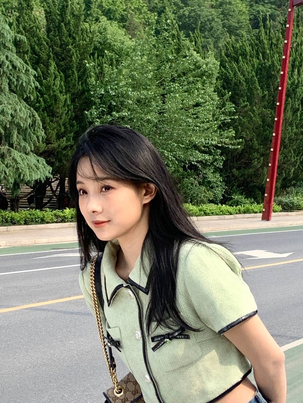 鲁照华014期初夏写真长发飘逸尽显知性美有你的夏天更美