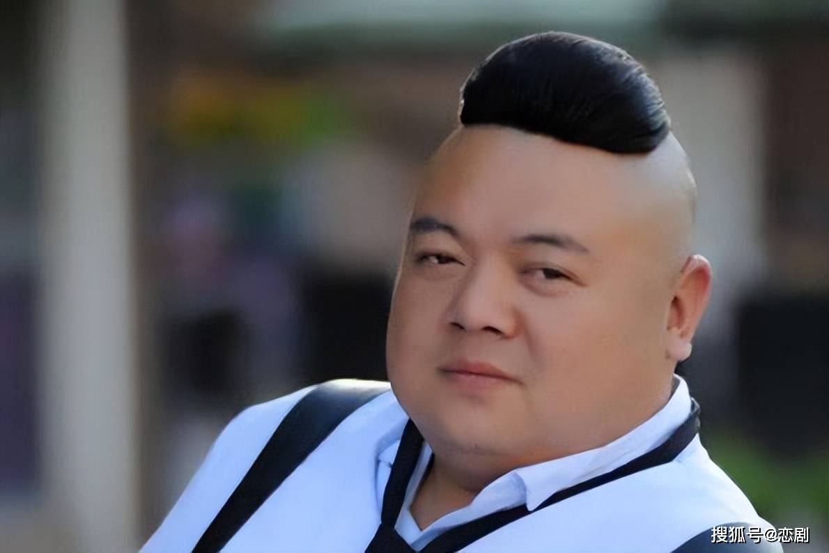 戏骨谢宁自曝转行卖草莓，在街上摆地摊穿脏衣服，手上还拿一根烟
