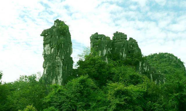 骆驼山位于桂林七星公园内,因其形状酷似伏地骆驼,遂名之