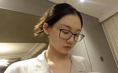 郑恺带着妻子和女儿回到家，苗苗心疼地搓了搓手