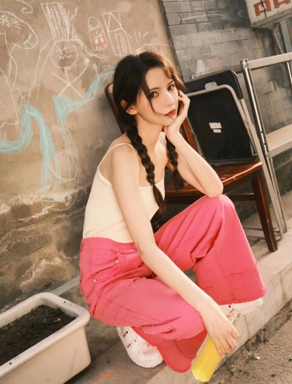 原创像芭比娃娃张予曦手拿雪糕拍唯美街拍巴掌脸性感身材太出挑