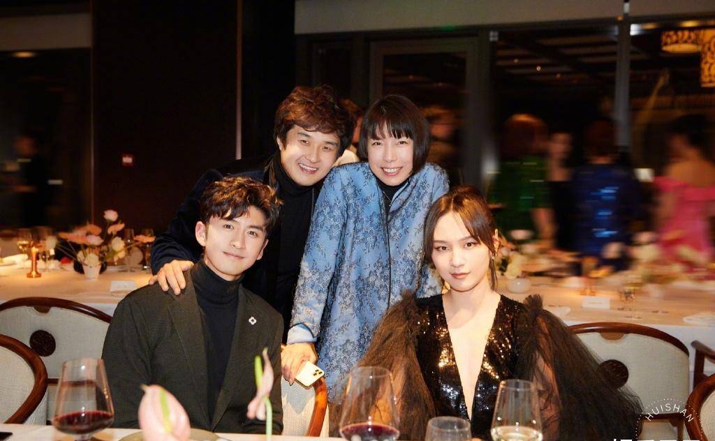 周笔畅晒最新近照,一袭黑色鎏金纱裙气质佳,与名媛聚会超开心_时尚