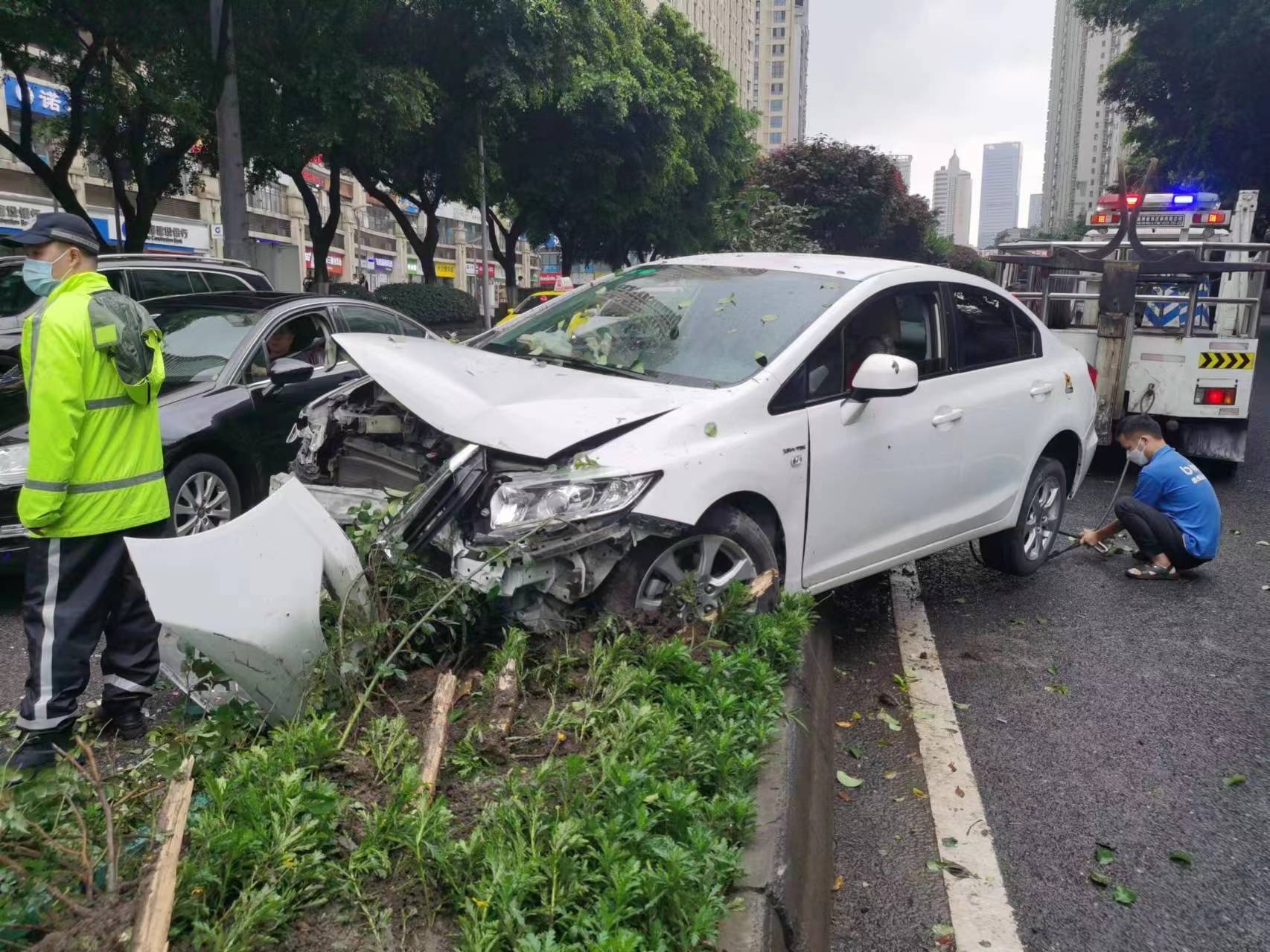 渝中区:飞来横祸!小车"飞跃"隔离花台撞上对向面包车