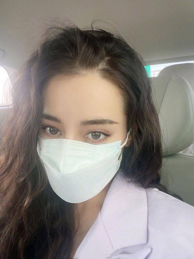 原创迪丽热巴晒九宫格美照求大家留言啾咪小可爱近照美眸太吸睛
