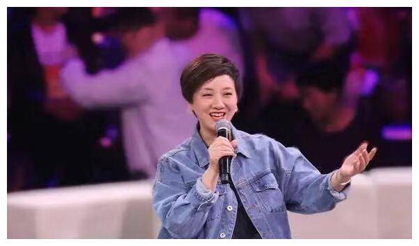 62岁邓婕太会扮嫩,牛仔外套配纱裙减龄有气质,难怪越来越年轻_年龄