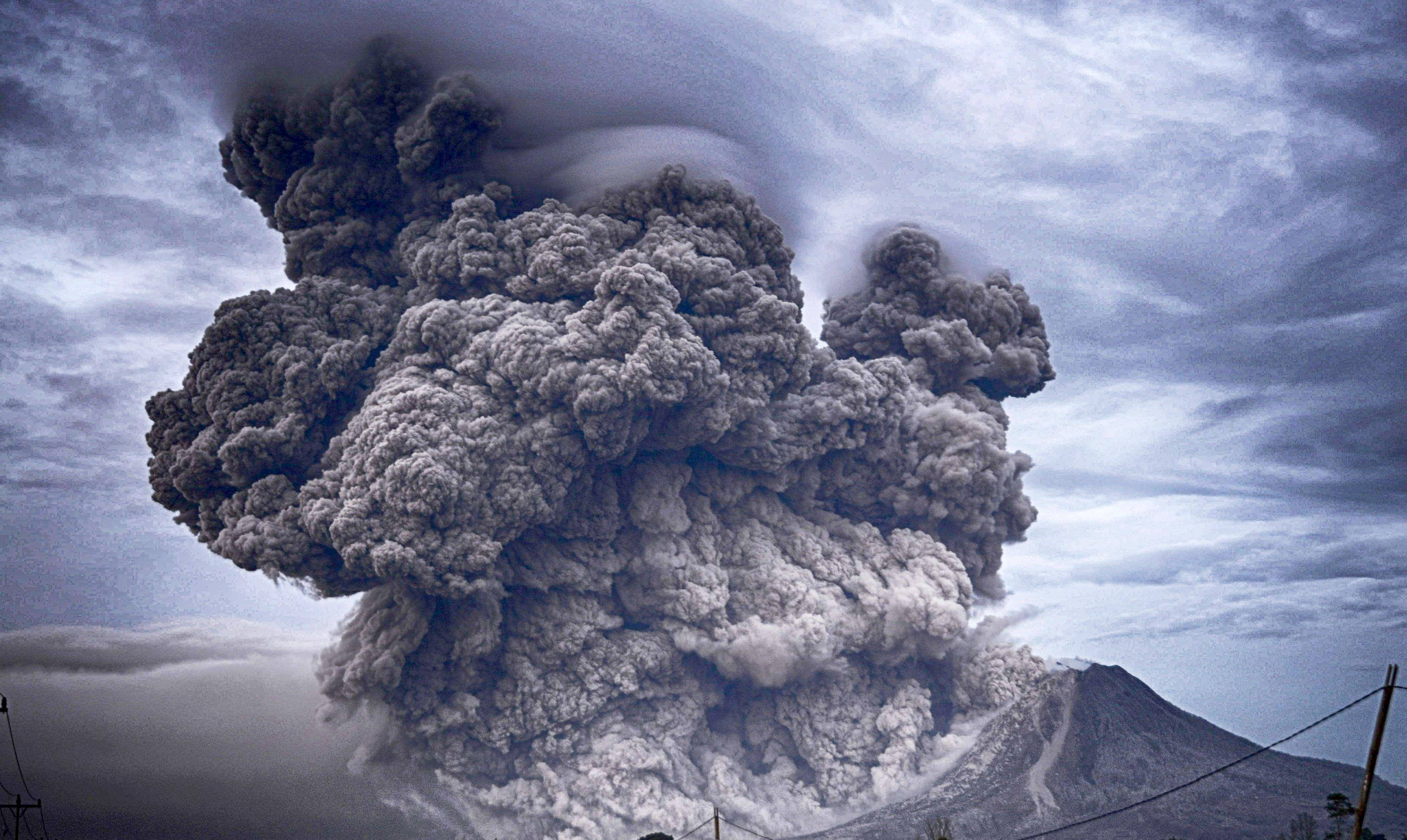 刺激！冰岛休眠火山喷发，居民用大疆FPV无人机成功拍下岩浆喷射-航拍网
