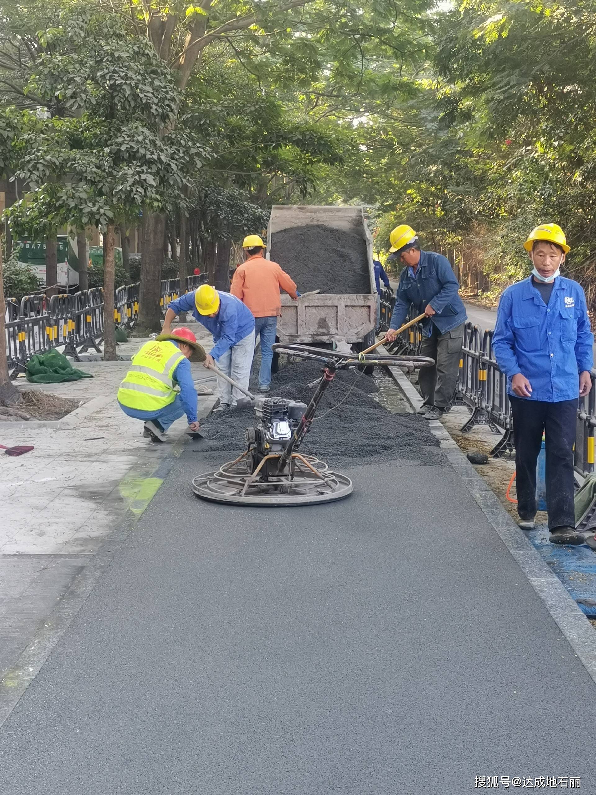 彩色透水地坪施工和材料哪个更重要