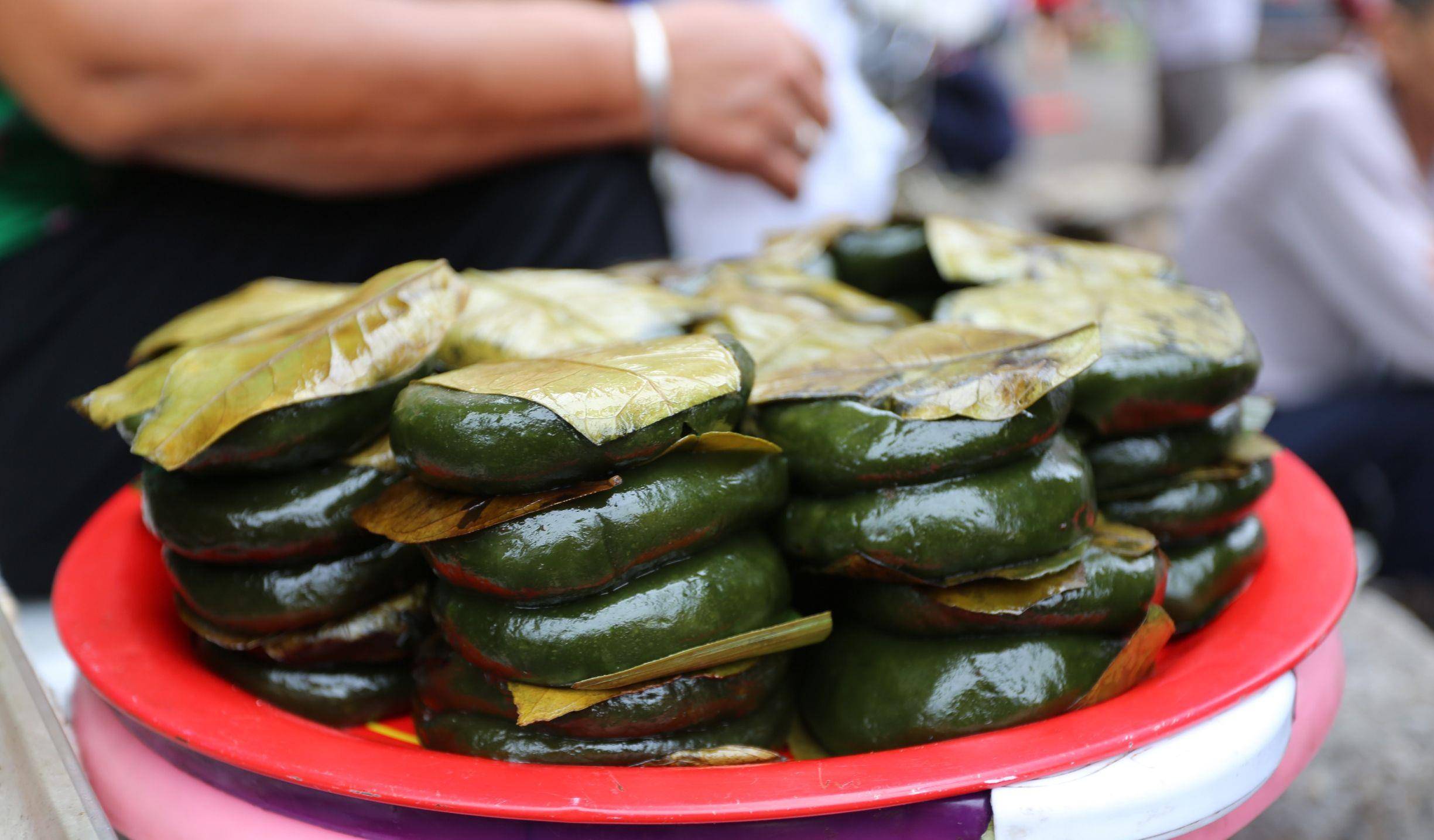 湖南市场野菜糍粑一元一个,奶奶一天要卖上千元,大城市买不到_辣椒