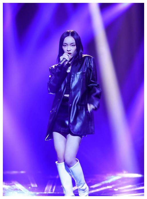 刘柏辛穿着黑色的oversized大皮衣,皮裙搭配短黑上