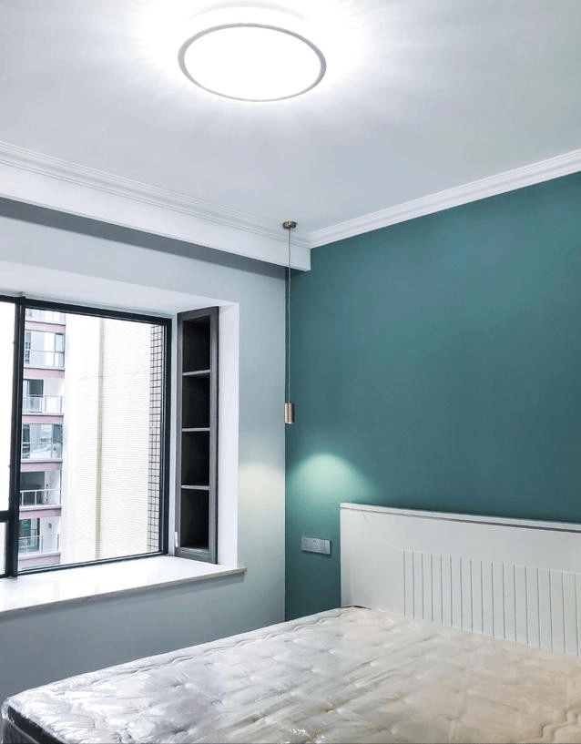 主卧顶面没有选择安装吊顶,仅仅走了石膏线条,做了窗帘盒,细节处理