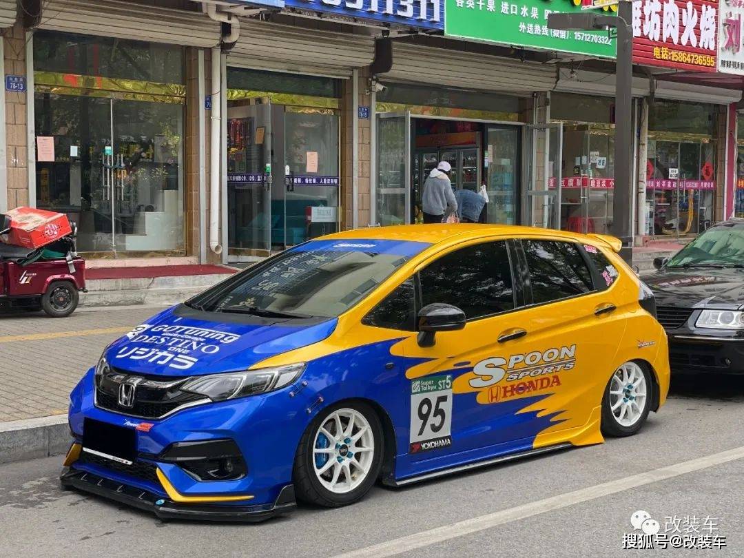 spoon涂装的姿态本田飞度玩改装就是因为老婆喜欢