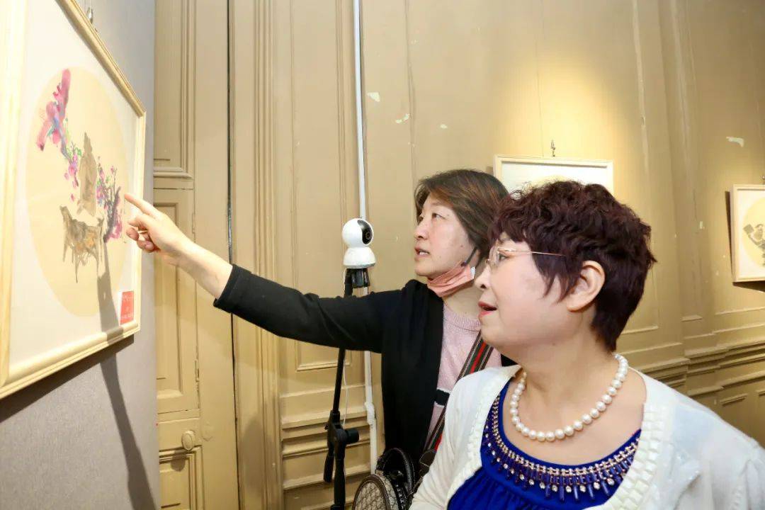 爱新觉罗·梦玉,李文在画展现场观看作品.