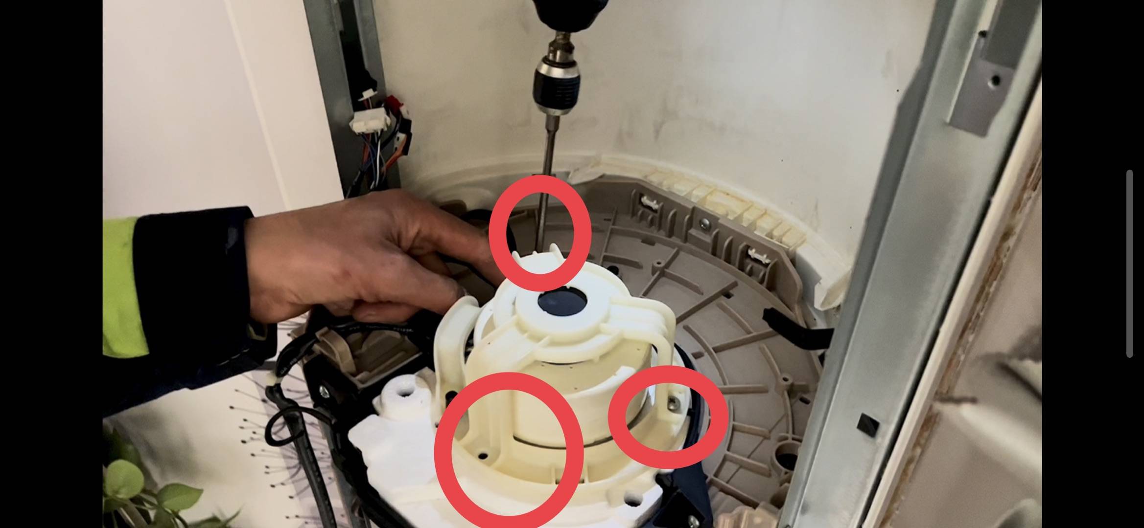 美的圆柱空调清洗