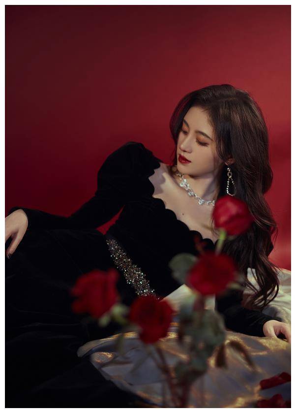 这次鞠婧祎的照片大热时,这个大波浪卷发的发型很吸引人,加上她迷人