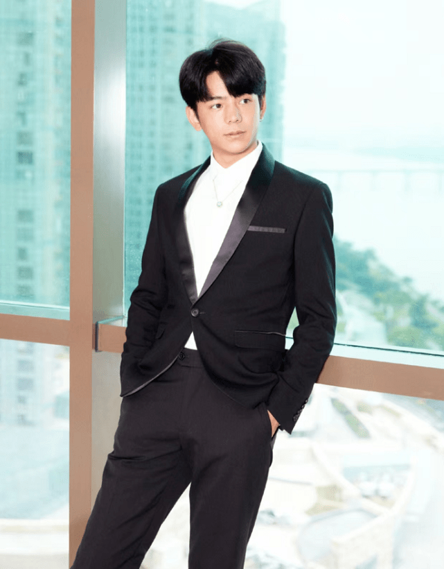 丁真高调进军娱乐圈穿西装亮相发布会跟汪涵一起组成天天兄弟