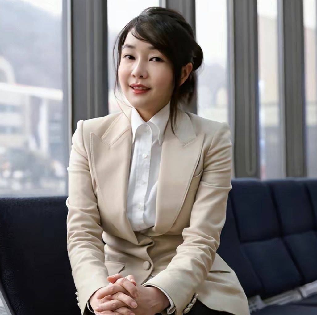 原创中年女人别穿太花哨黑白装也能优雅得体看韩国第一夫人就知道