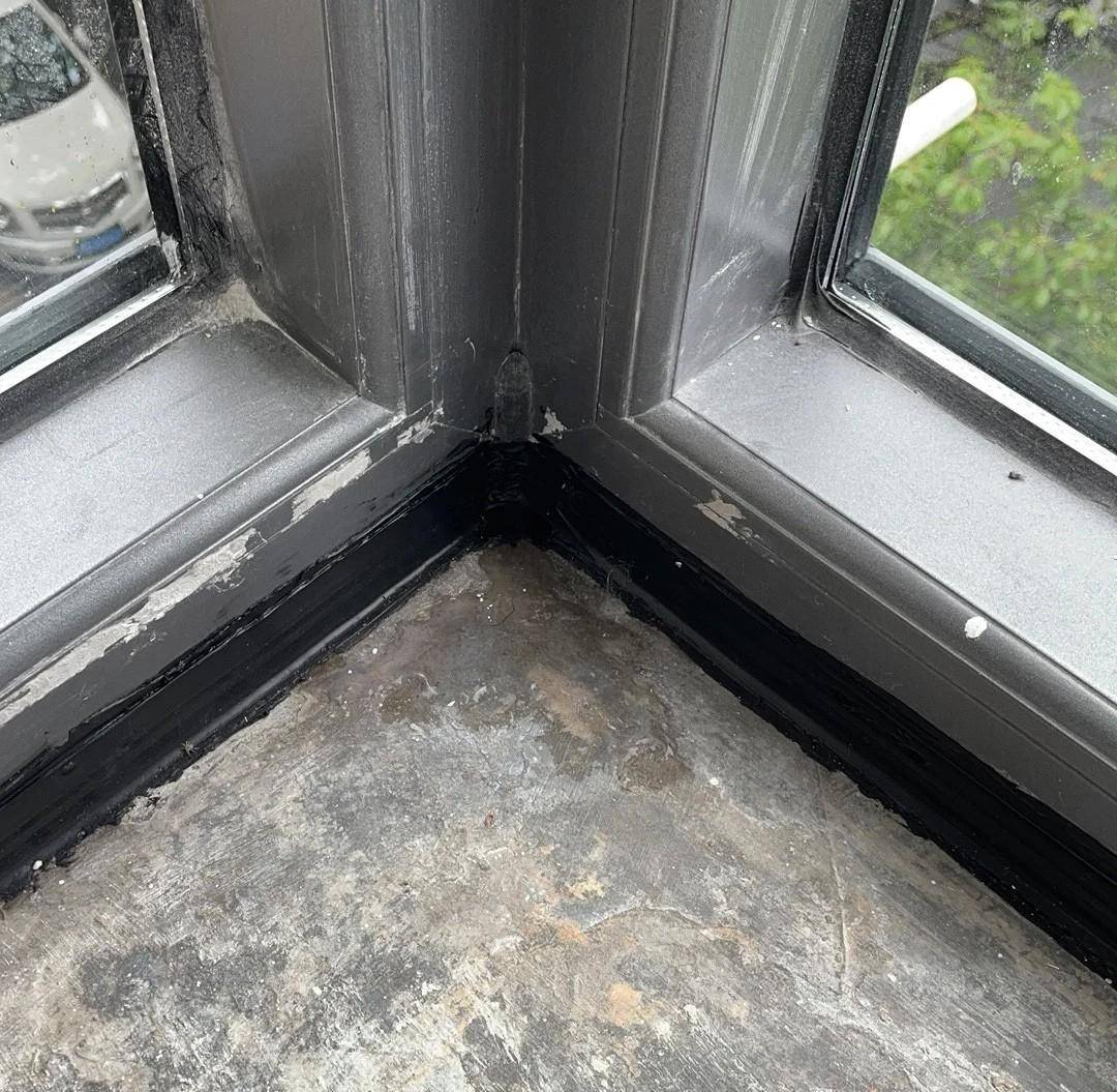 ②,断桥铝窗户型材的渗漏还有另外一种情况,就是我们窗户的玻璃胶打得