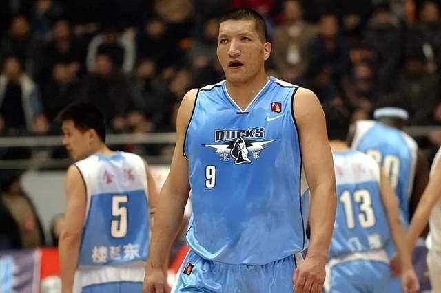 原创男篮三大中锋姚明娶初恋王治郅二婚巴特尔娶大10岁妻子