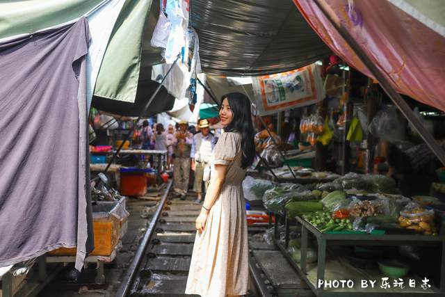 世界唯一“铁轨上的集市”，位于夜功府，现成泰国最热门网红景点