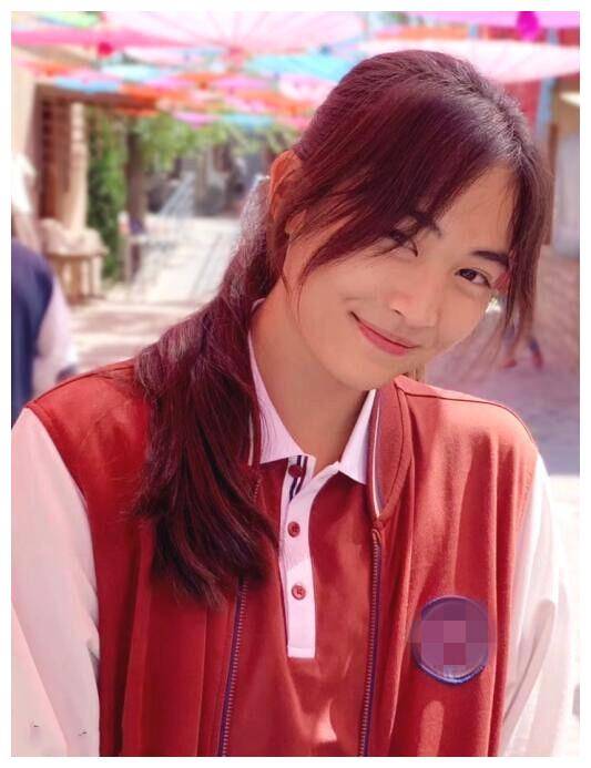 红色的运动衬衫和红色的运动外套,精神饱满.