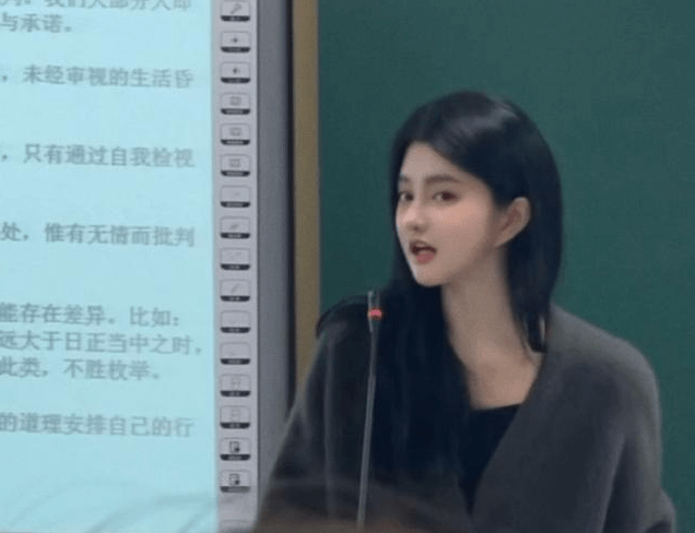 武汉大学“美女老师”走红，笑起来像明星，网友纷纷喊话要上武大