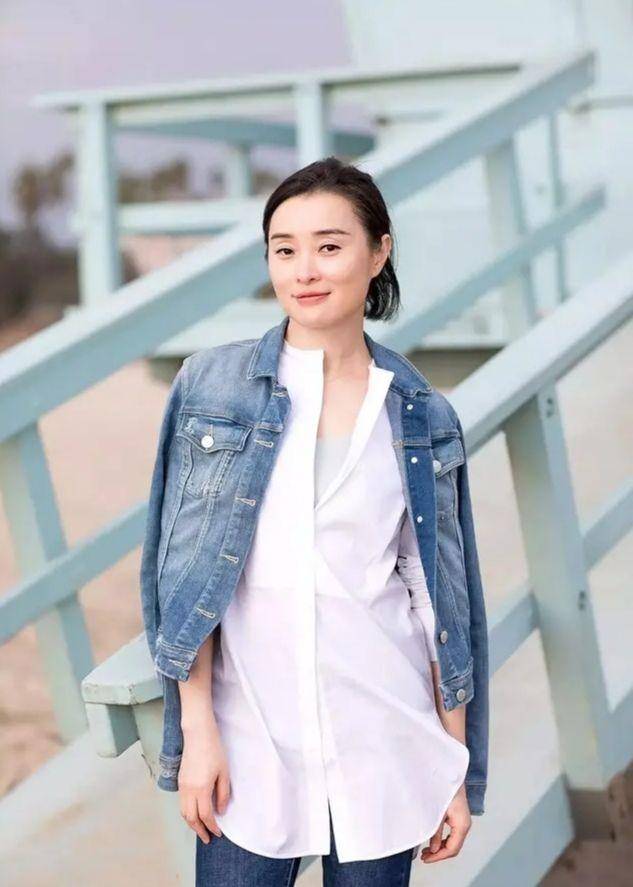 吴越仗着气质好纯素颜出席活动还不遮蒋梦婕再嫩都成了陪衬