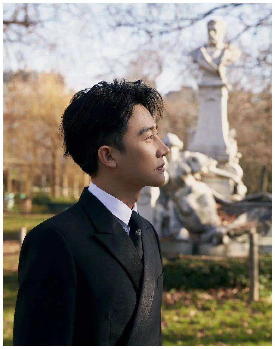 他的脸也很好. 一张侧脸照片就命中. 这也是黄轩魅力的一部分.