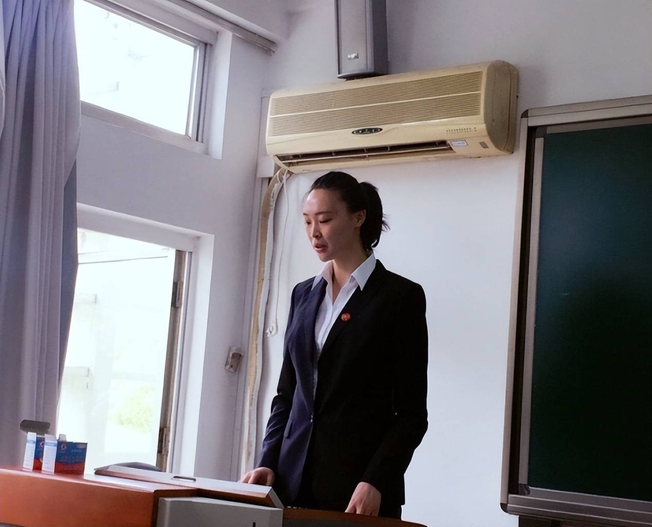 原创这才是大家闺秀女生穿旗袍参加毕业论文答辩仿佛穿越了时光