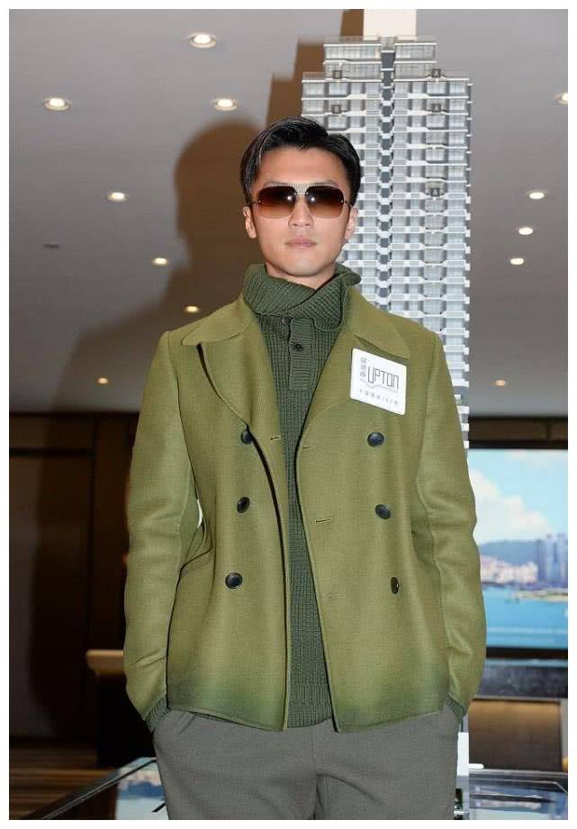 原创谢霆锋外穿绿色呢大衣搭一条小脚裤手插口袋凹造型很有范