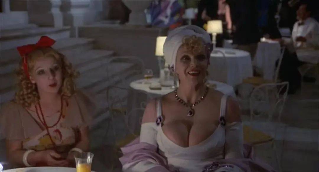 他终于得到里米尼老家人民的认可,街坊邻居都坐在电影院里讨论烟店姑娘到底有没有这么大的胸部。《阿玛柯德